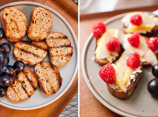 Grilled crostini with pear and raspberries Grilled crostini with pear and raspberries